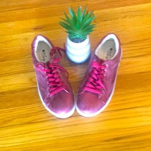 SECRET CELEBRITY SNEAKERS SIZE 9 WOMENS